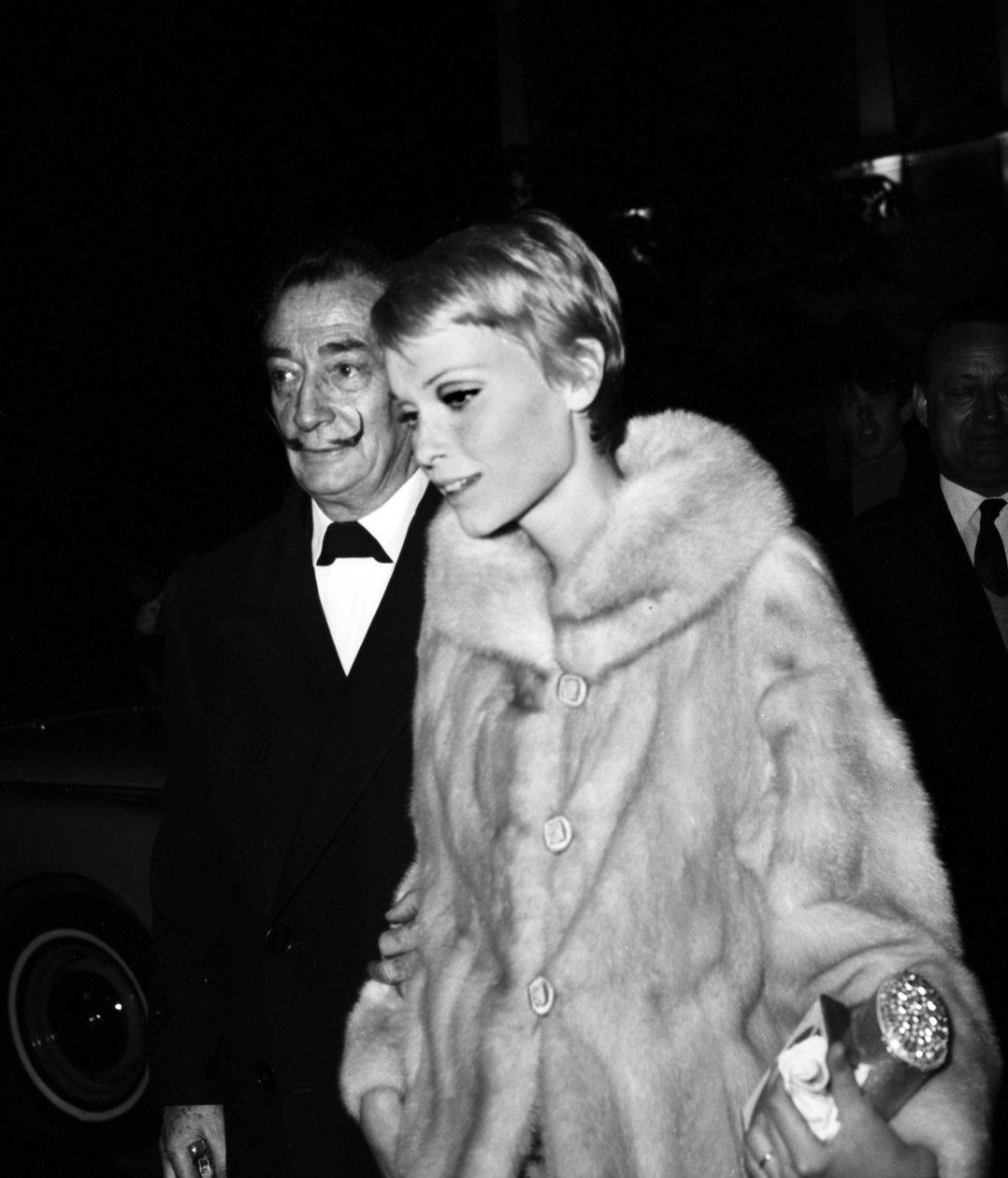 Salvador Dali og Mia Farrow ved premieren på filmen "The Night of the Generals", Paris, 19. april 1967 av Unbekannt Unbekannt