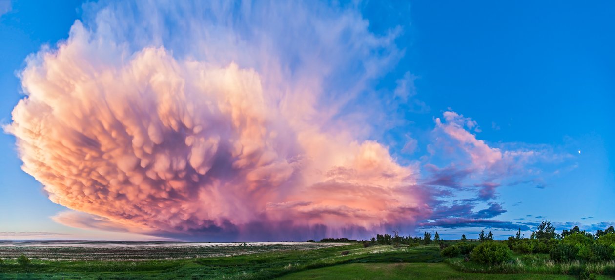Et 3-seksjons panorama av et trekkende tordenvær, sørlige Alberta, Canada av Unbekannt Unbekannt