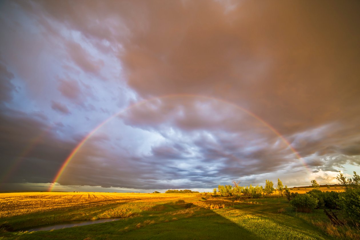 En regnbue nær solnedgang i Alberta, 31. mai 2014 av Unbekannt Unbekannt