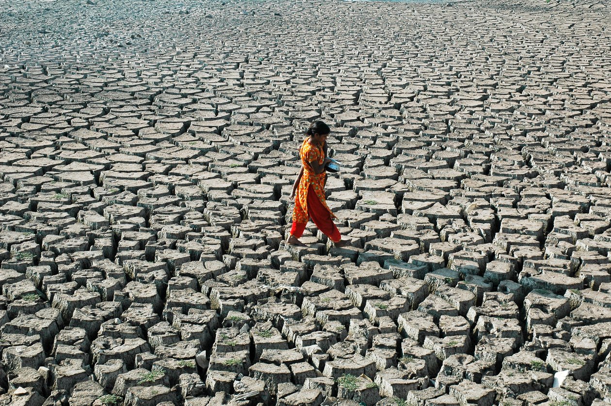 En ung jente og søsteren hennes fra gruppen under fattigdomsnivå, ved den uttørkede elveleiet Buriganga, i Hazaribagh, Dhaka, Bangladesh. 4. mars 2005. av Unbekannt Unbekannt
