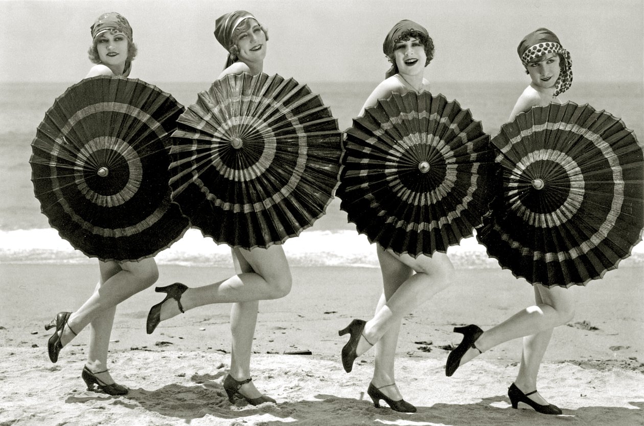 Badeskjønnheter med parasoller, ca.1928 av Unbekannt Unbekannt
