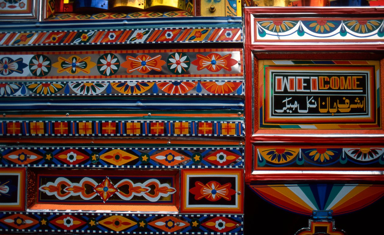 Kroppstilpasning, en hallmarkert folkekunst fra Pakistan, har gjort landsbygater, bygater og langdistansemotorveier til et nasjonalt galleri uten vegger, en fri-form, kaleidoskopisk utstilling i evig bevegelse. De aller fleste pakistanske lastebiler, f av Unbekannt Unbekannt