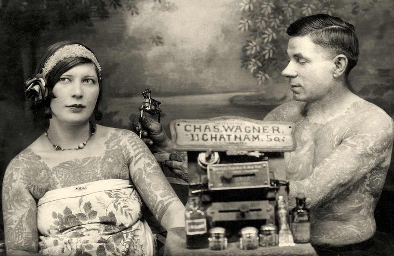Charles Wagner tatoverer en klient med sin nylig patenterte tatoveringsmaskin. ca. 1905 av Unbekannt Unbekannt