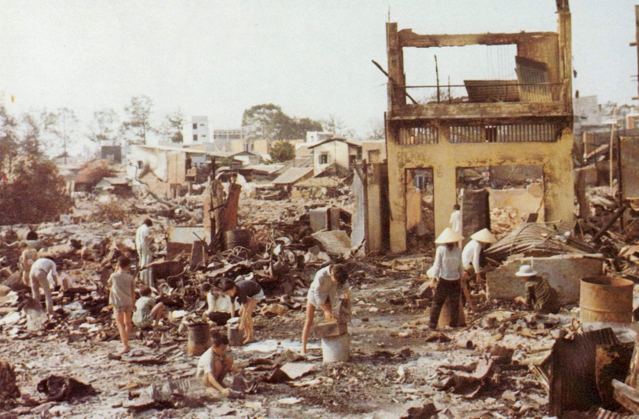Sivile sorterer gjennom ruinene av hjemmene deres i Cholon, den sterkt skadede kinesiske delen av Saigon, Tet Offensive, Vietnamkrigen, 1968 av Unbekannt Unbekannt