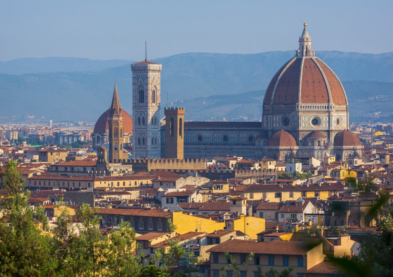 Firenze, Toscana, Italia. Utsikt over byen til Duomo - katedralen Santa Maria del Fiore - og Campanile fra Piazzale Michelangelo. av Unbekannt Unbekannt