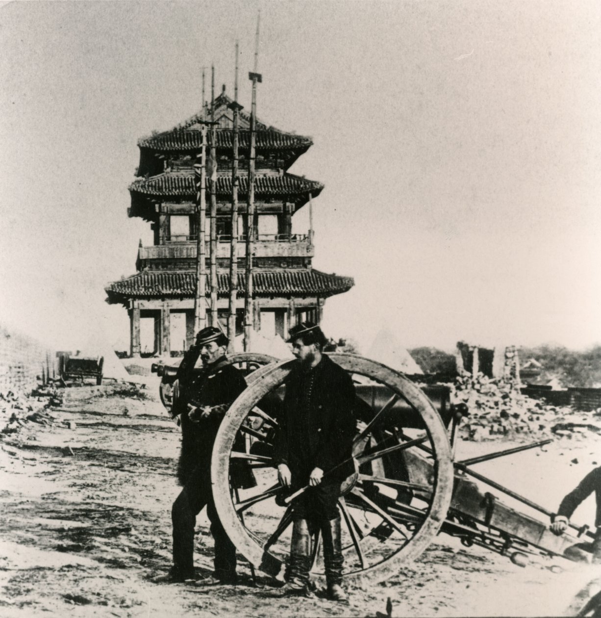 Franske soldater ved en kanon i Peking under den anglo-franske ekspedisjonen til Kina, 1860 av Unbekannt Unbekannt