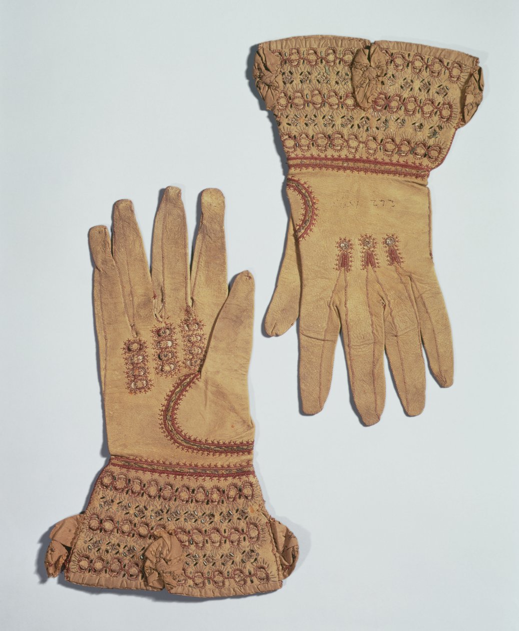 Hansker tilhørende Queen Anne, 1600-tallet (brodert tekstil og lær) av Unbekannt Unbekannt