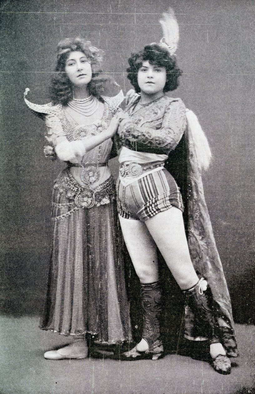 Liane de Pougy dukket opp som den indiske gudinnen "La Yakcha" på Palace Theatre, London med hennes ledsager, Lallie Pernod, 1901 av Unbekannt Unbekannt