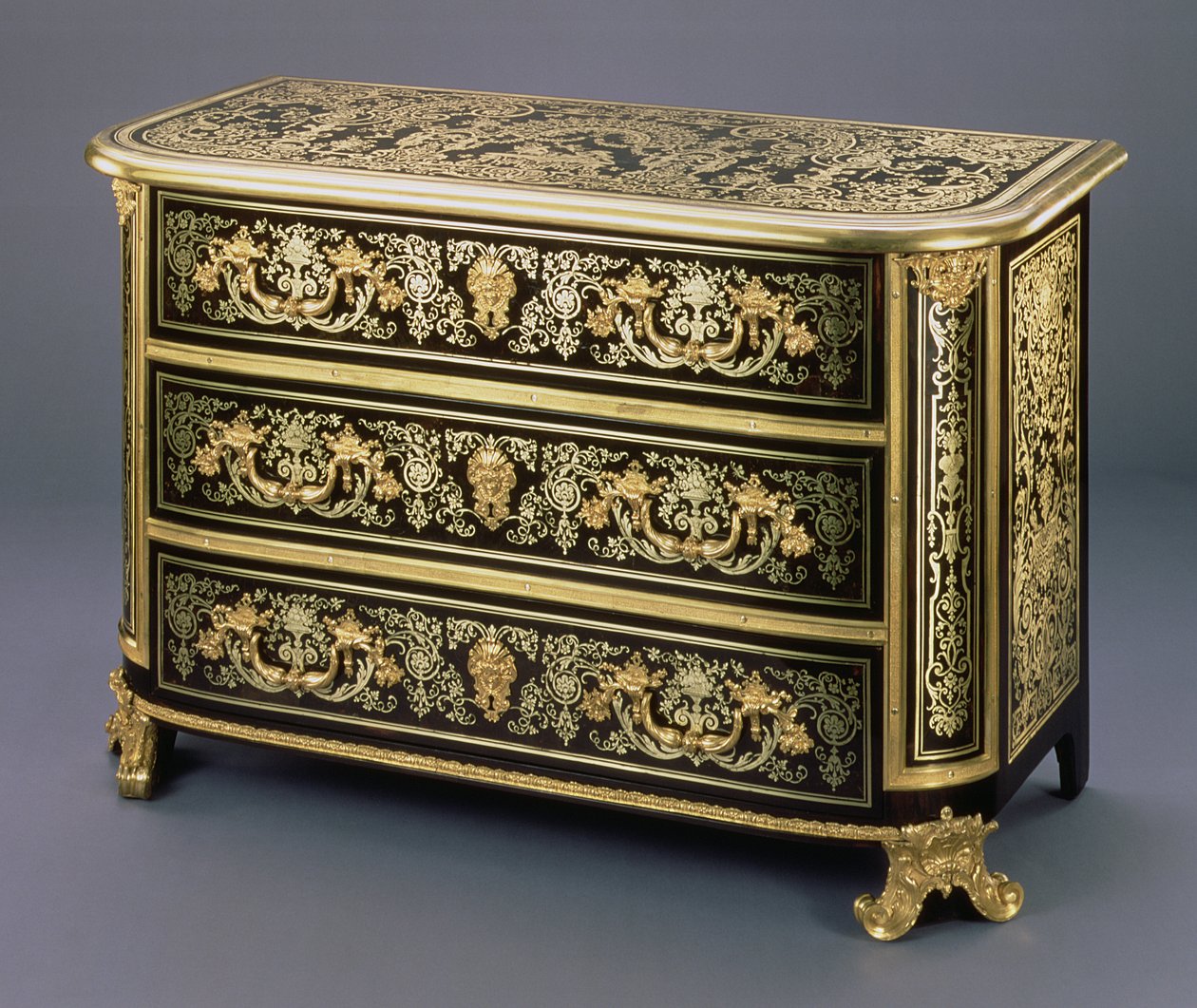 Louis XIV Boulle-kommode med ormolu-fester og forseggjort innlegg av urner og blomsterruller i stil med Jean Berain I av Unbekannt Unbekannt