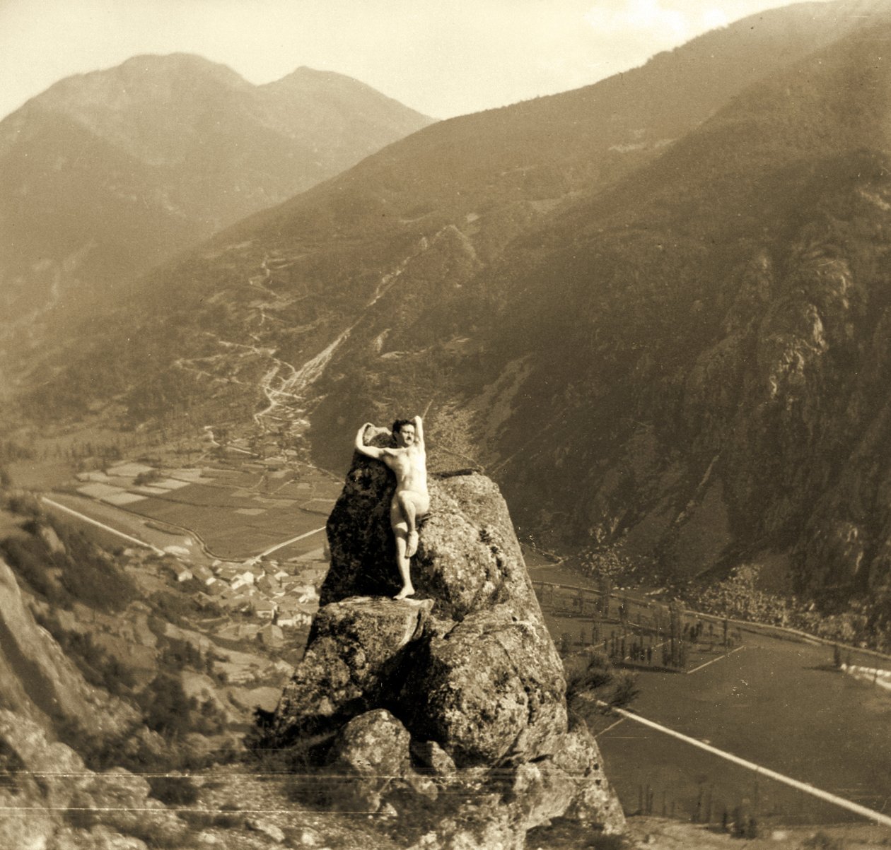 Naken mann poserer på en stein i en fjelldal, ca. 1910 av Unbekannt Unbekannt