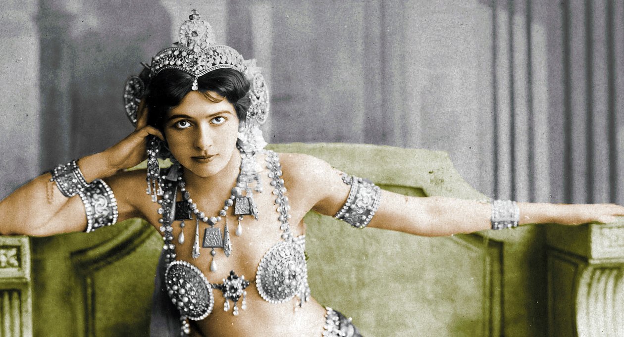 Mata Hari iført en juvelbesatt bikini. ca. 1910 av Unbekannt Unbekannt