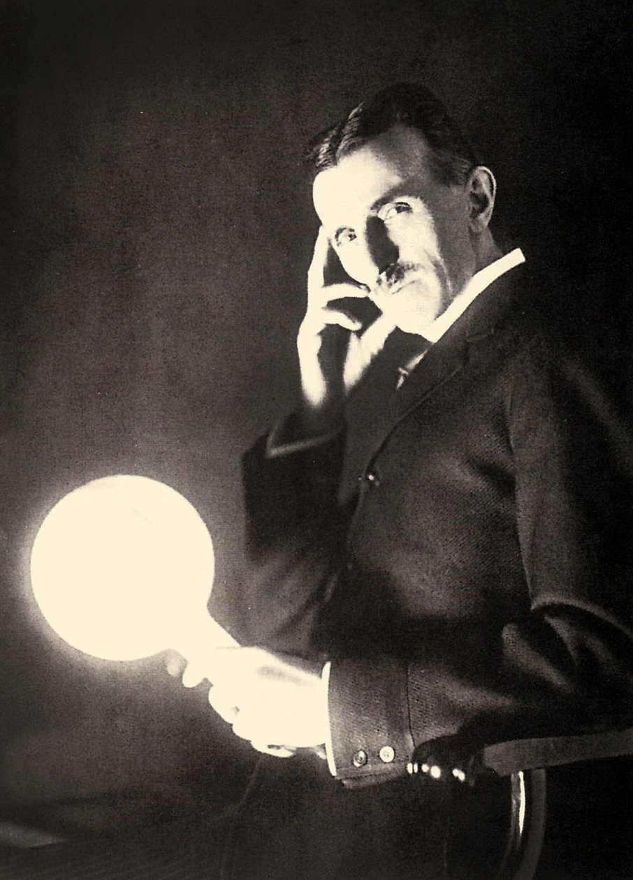 Portrett av Nikola Tesla som holder en lyspære opplyst av det elektromagnetiske feltet til en Tesla Coil, 1899 av Unbekannt Unbekannt