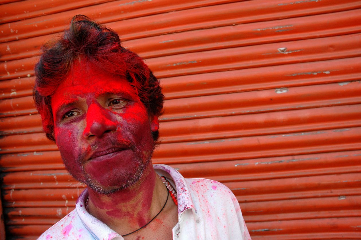 Portrett av en fargesmurt mann under holi-festivalen. Kolkata, India. 4. mars 2007. av Unbekannt Unbekannt
