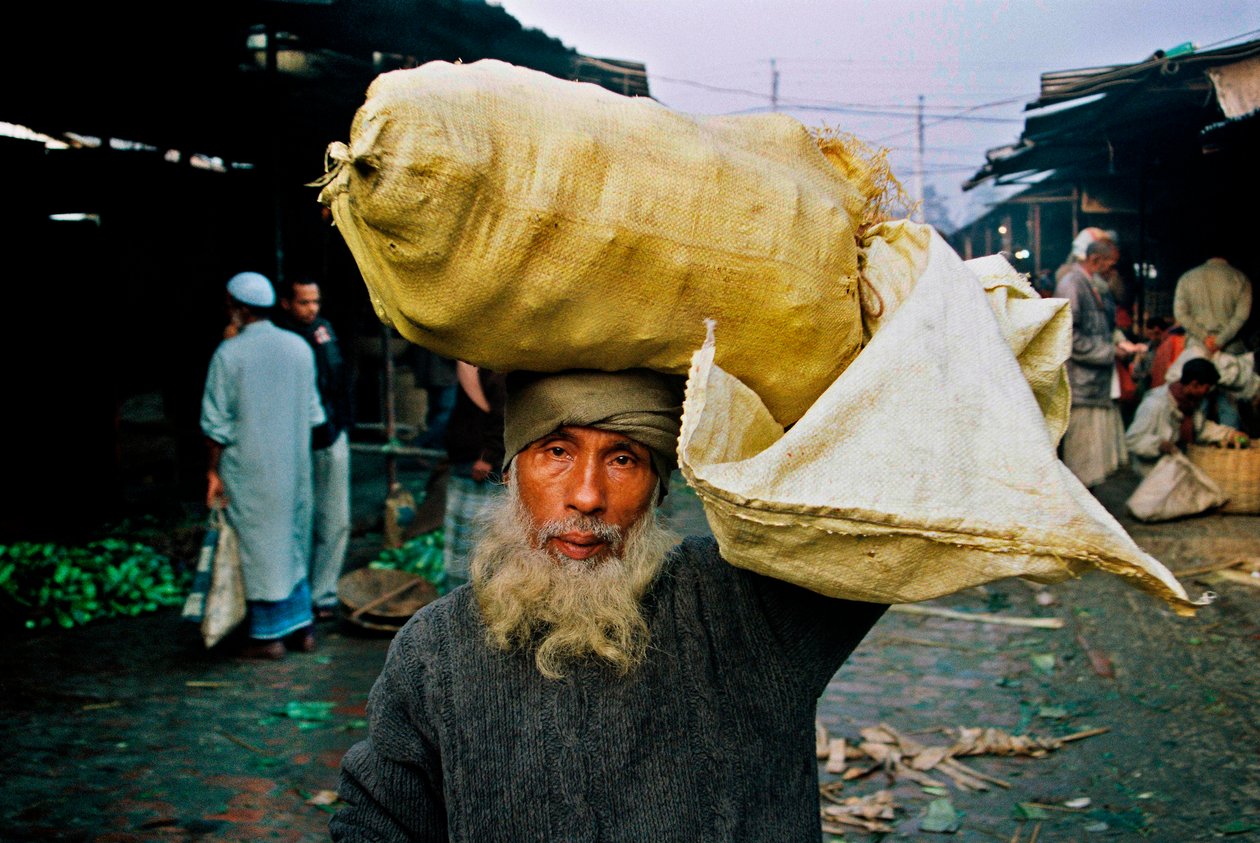 Portrett av en grønnsakselger. Abdus Samad kjøper grønnsaker på hullsalgsmarkedet og selger dem på gaten. Nirala kacha basar, Khulna, Bangladesh. av Unbekannt Unbekannt