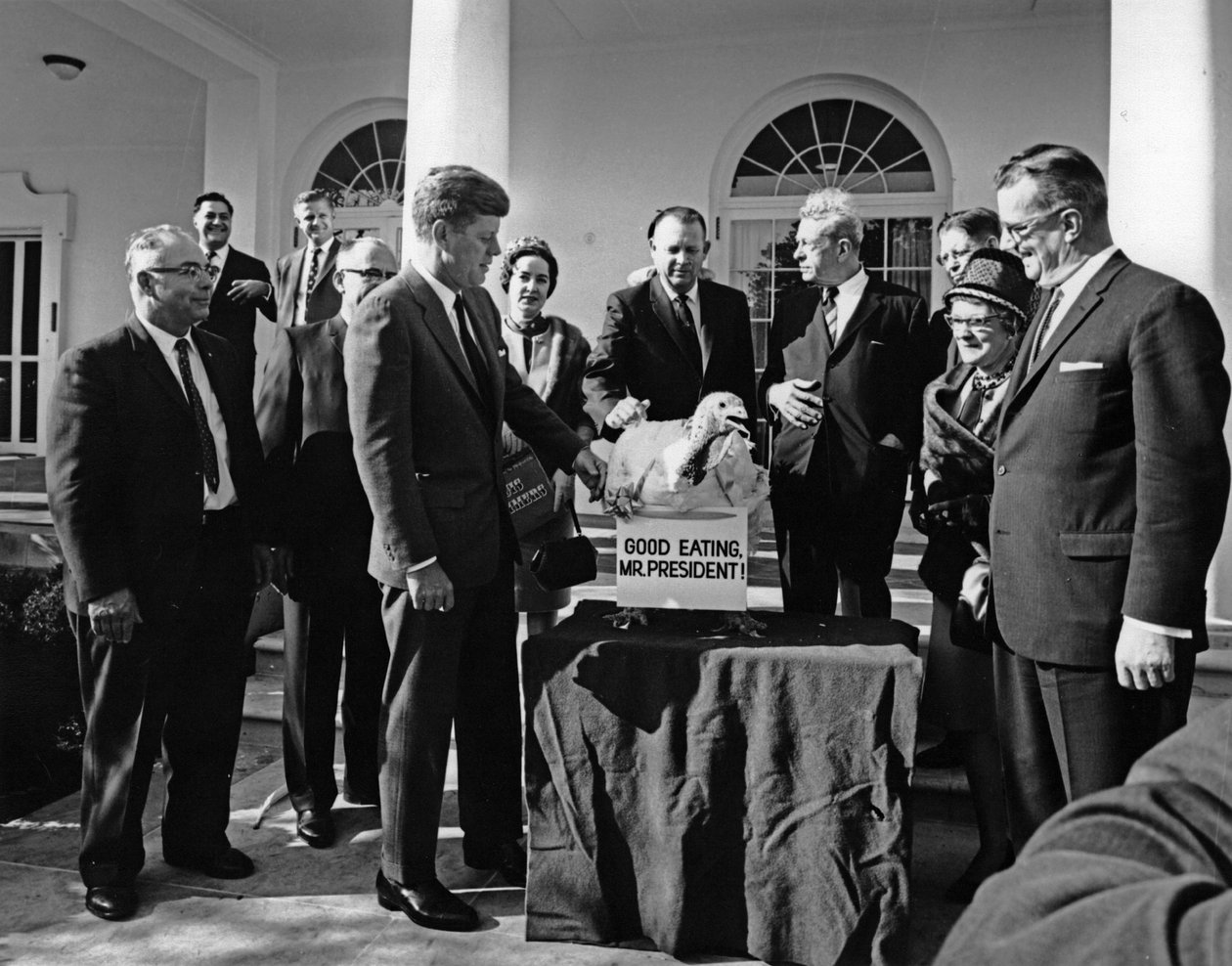 President John F. Kennedy mottar Thanksgiving Tyrkia i Det hvite hus, november 1963 av Unbekannt Unbekannt