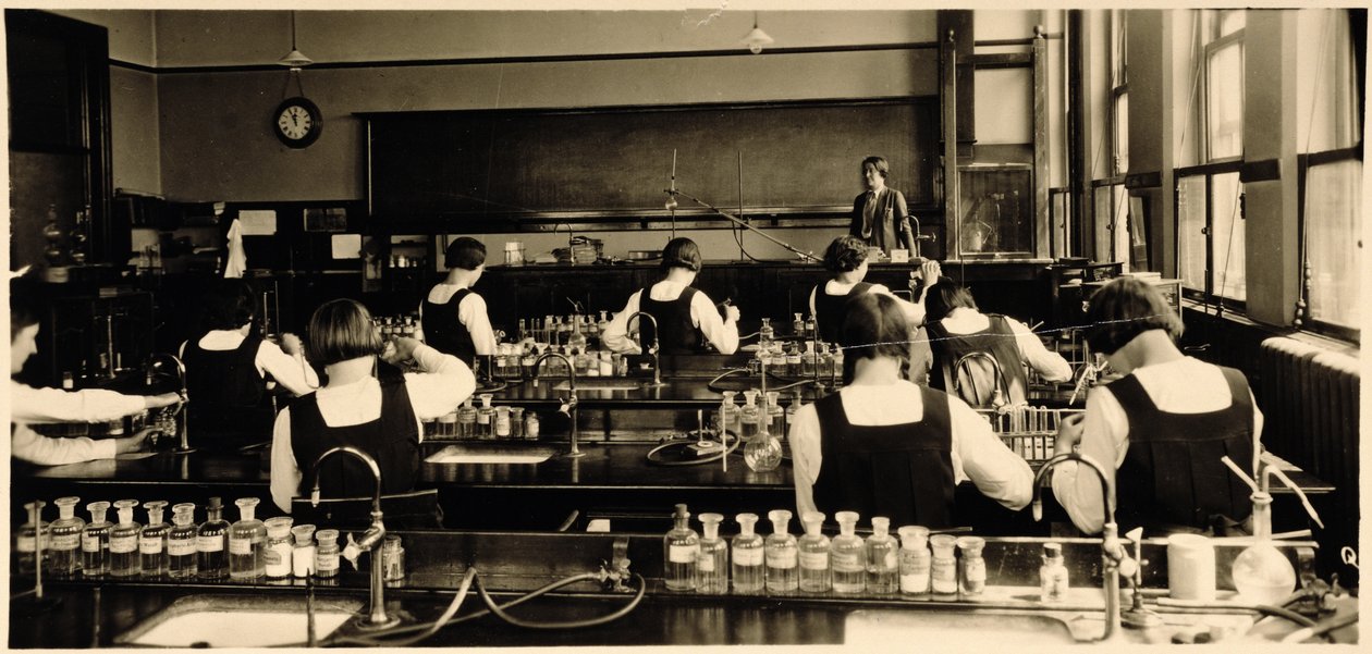 Naturvitenskapelig leksjon ved London Grammar School for Girls, 1936 av Unbekannt Unbekannt