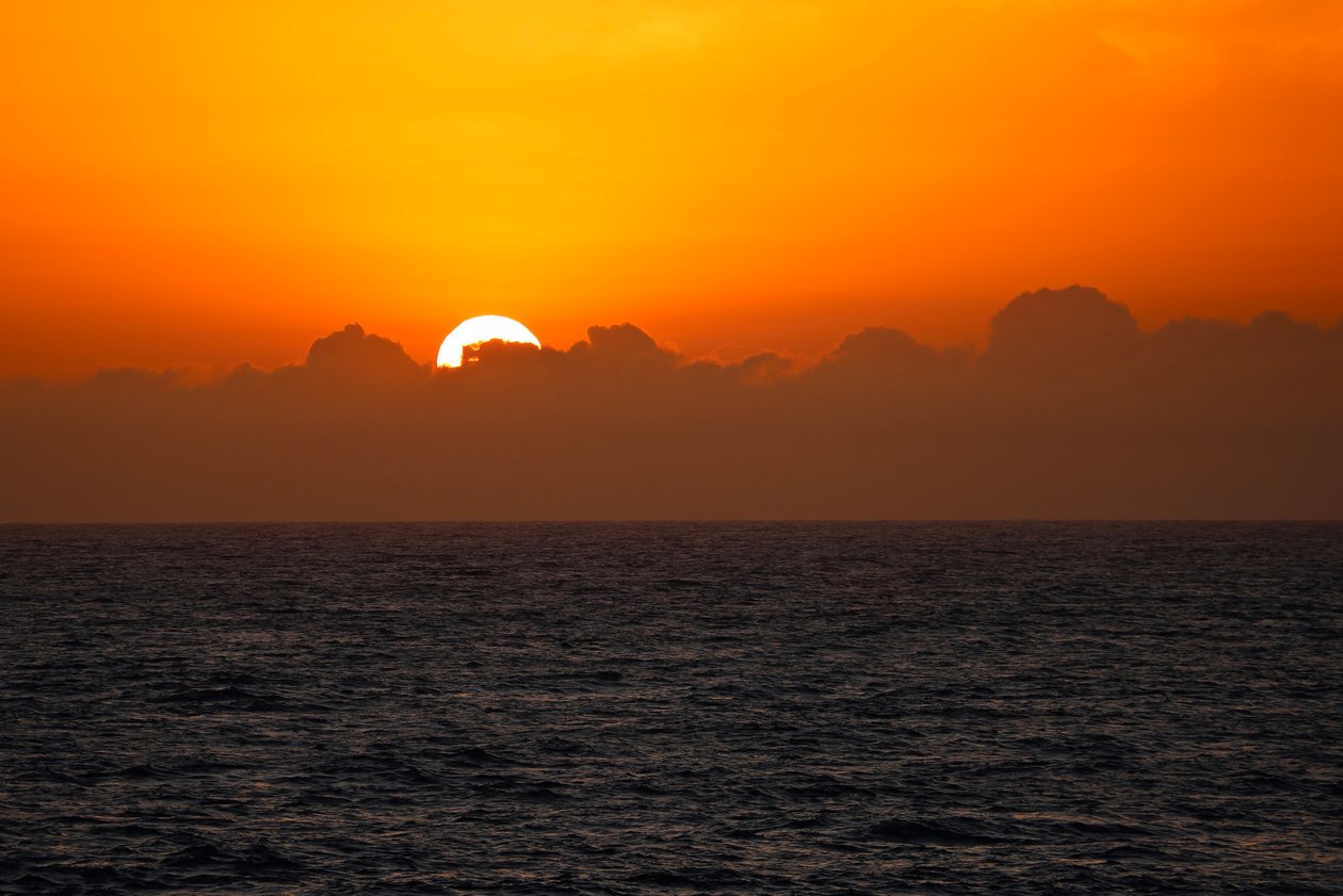Solnedgang gjennom skyene, 2018 av Unbekannt Unbekannt