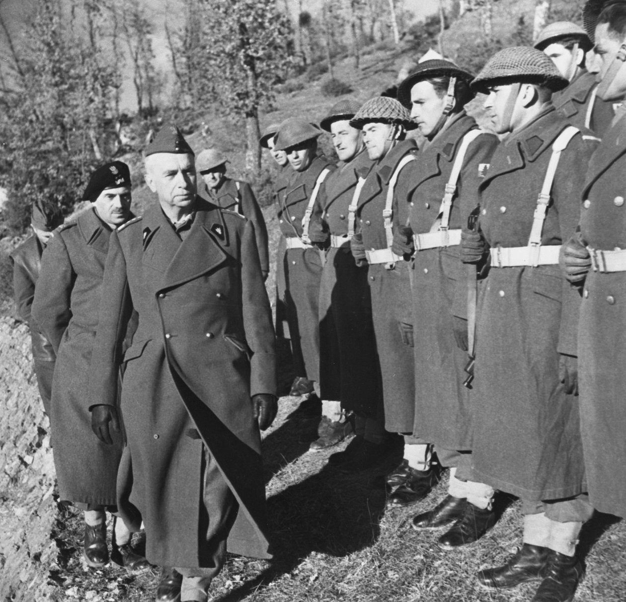Slaget ved Cassino: General Kazimierz Sosnkowski, øverstkommanderende for de polske styrkene, under et besøk til det andre polske korpset, kommandert av general Wladyslaw Anders, 30. mars 1944 av Unbekannt Unbekannt