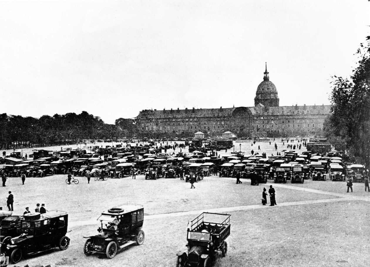 Taxiene fra Marne samlet seg ved Invalides, Paris i beredskap for avreise for å frakte tropper til det første slaget ved Marne, september 1914 av Unbekannt Unbekannt
