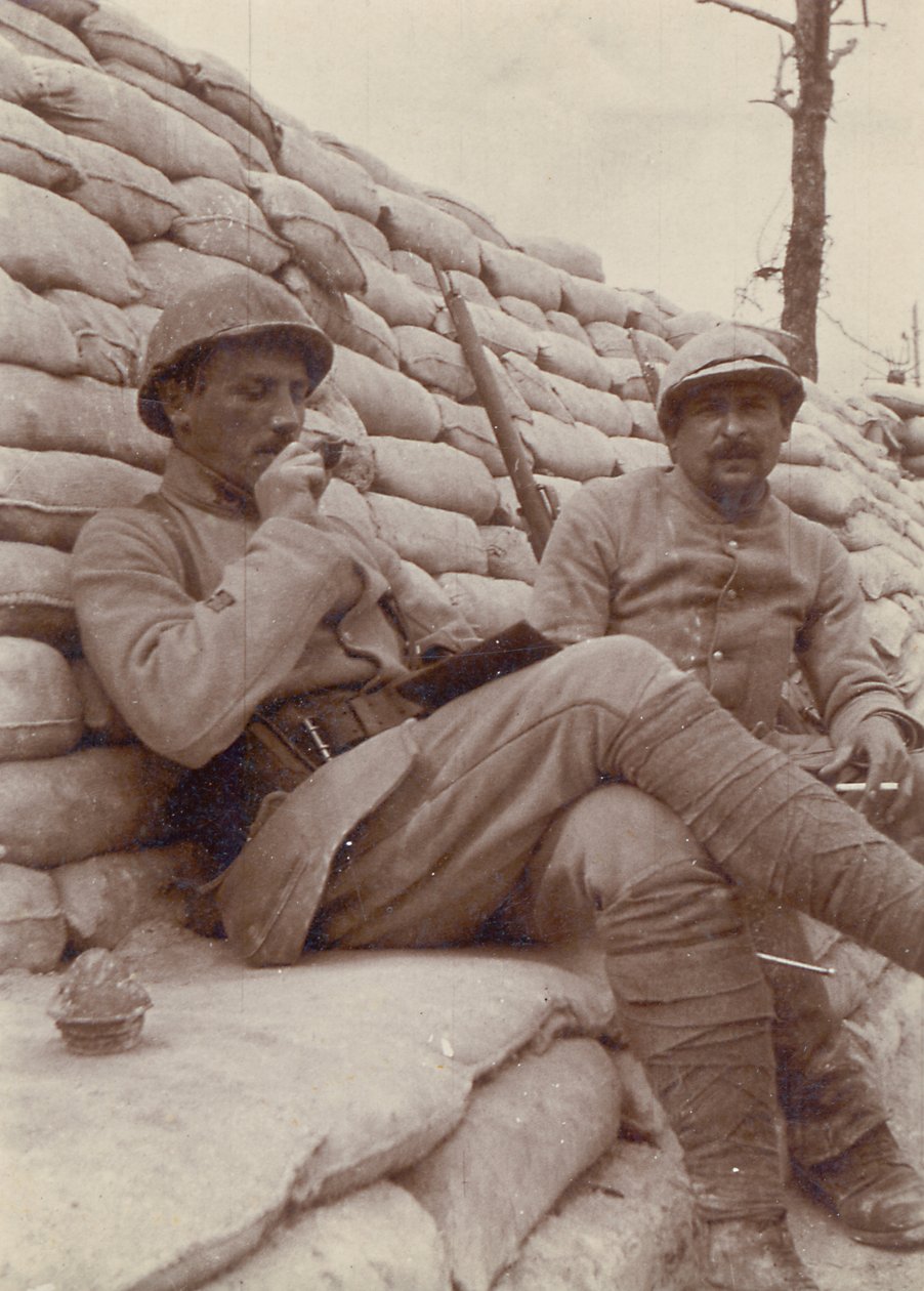 To soldater som røyker i en skyttergrav, første verdenskrig, 1914-18 av Unbekannt Unbekannt