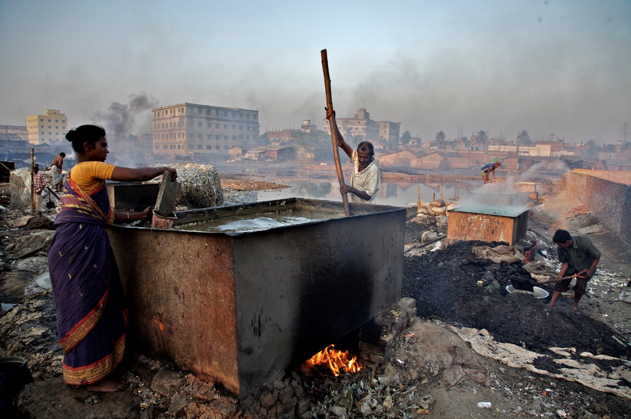 Arbeidere som koker læravfall for å lage lim, i Hazaribagh-området, ved siden av Buriganga-elven, i Dhaka, Bangladesh. Som mange andre bransjer som ikke er bekymret for miljøfaktorene, forårsaker også garverier alvorlig skade på miljøet. Hazar av Unbekannt Unbekannt