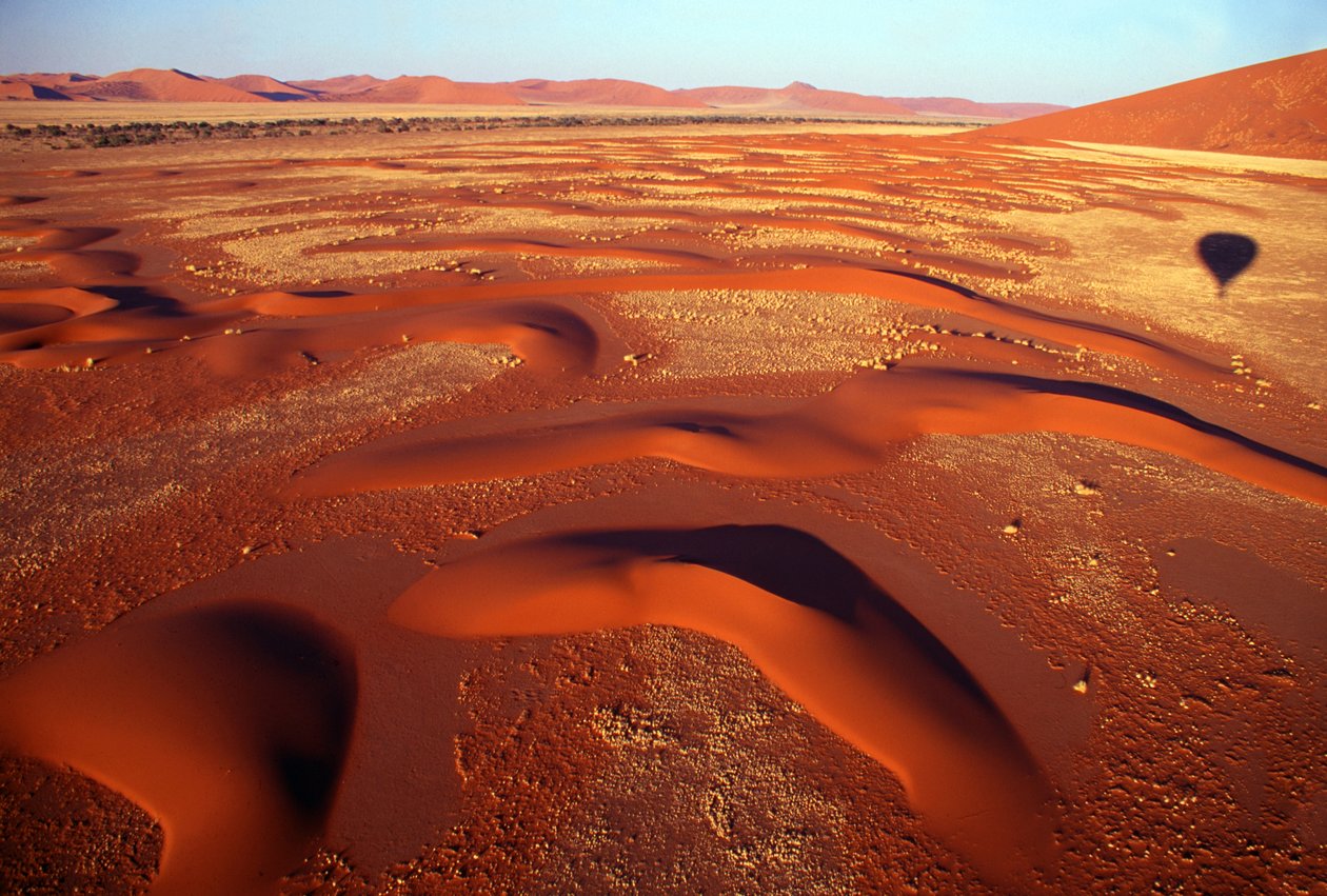 utsikt over en dal med sanddyner fra en luftballongtur like etter soloppgang nær Sossusvlei i Namib-ørkenen, Namibia. 24-07-2003. av Unbekannt Unbekannt
