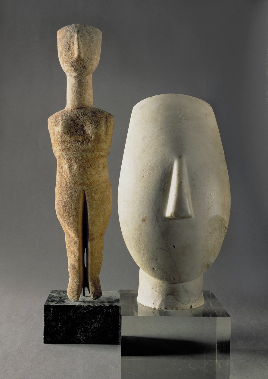 (Lto R) Figur med kryssede armer, kykladisk; hodet til en kvinne, fragment av en statue, fra Keros, tidlig kykladisk II periode ca. 2700-2400 f.Kr. (marmor) av Unbekannt
