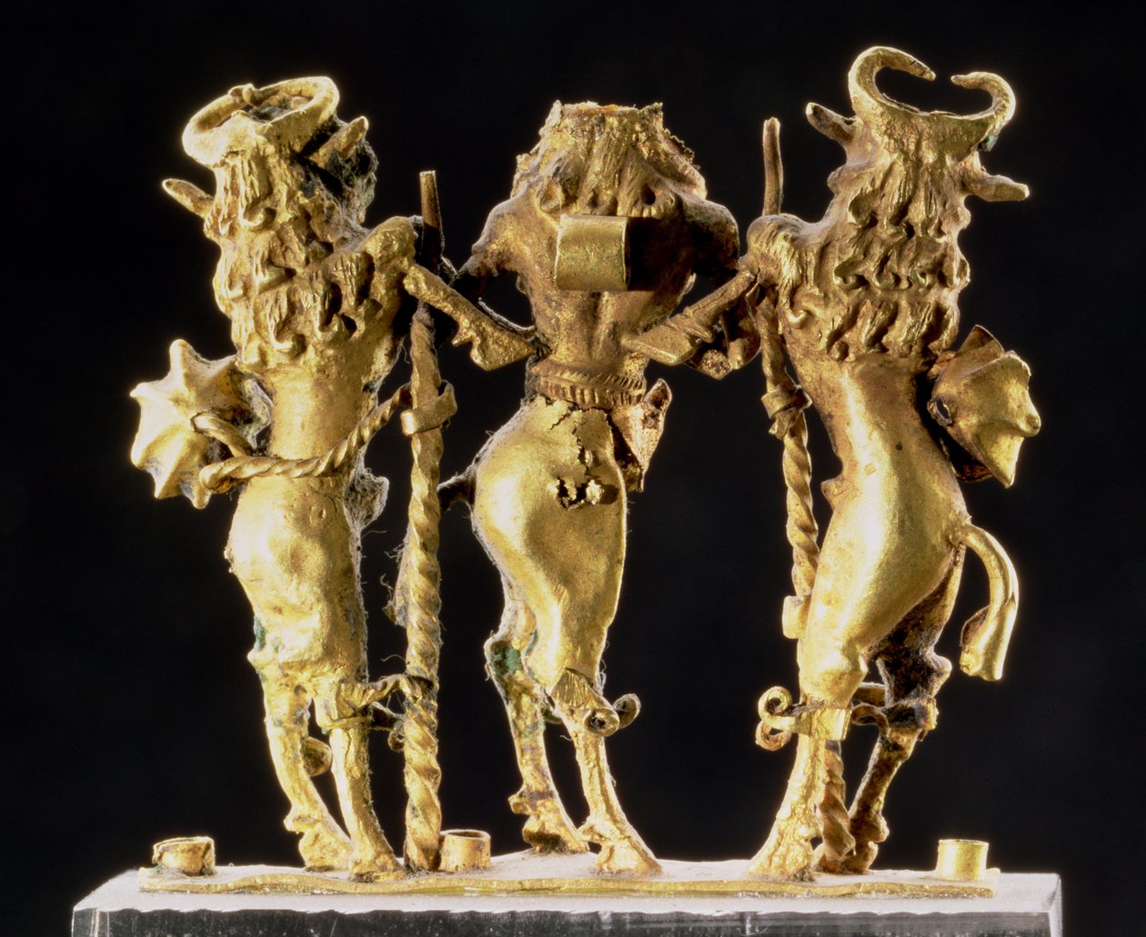 00319 Anheng i form av tre halvmanns- og halvoksefigurer, mesopotamisk, ca. 2600-2340 f.Kr. (gull) av Unbekannt