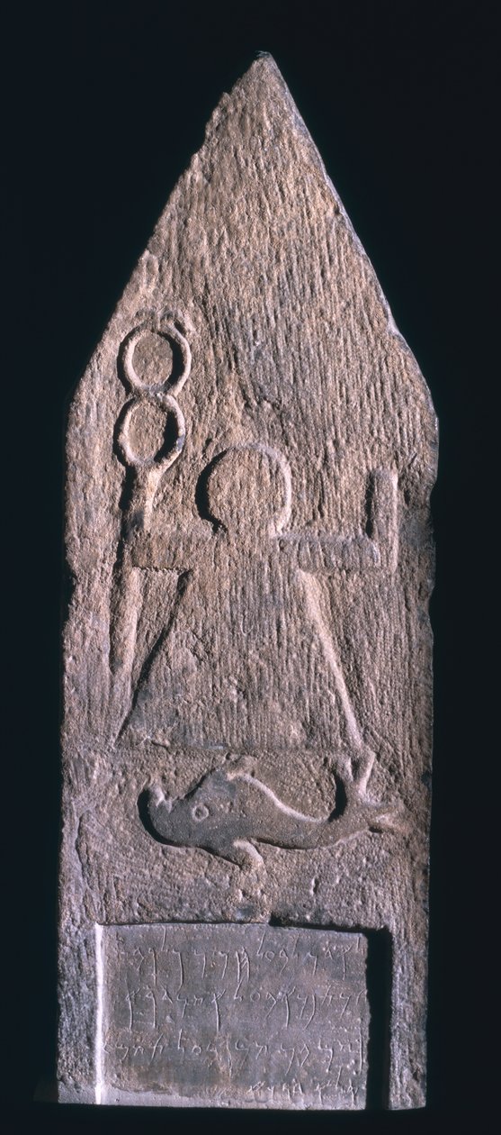 00357 Votivstele som viser Tanit, gudinnen av Kartago, som holder en caduceus med en delfin og en inskripsjon nedenfor, fønikisk, fra Tophet El-Horfa, Algerie, 2.-1. århundre f.Kr. (kalkstein) av Unbekannt
