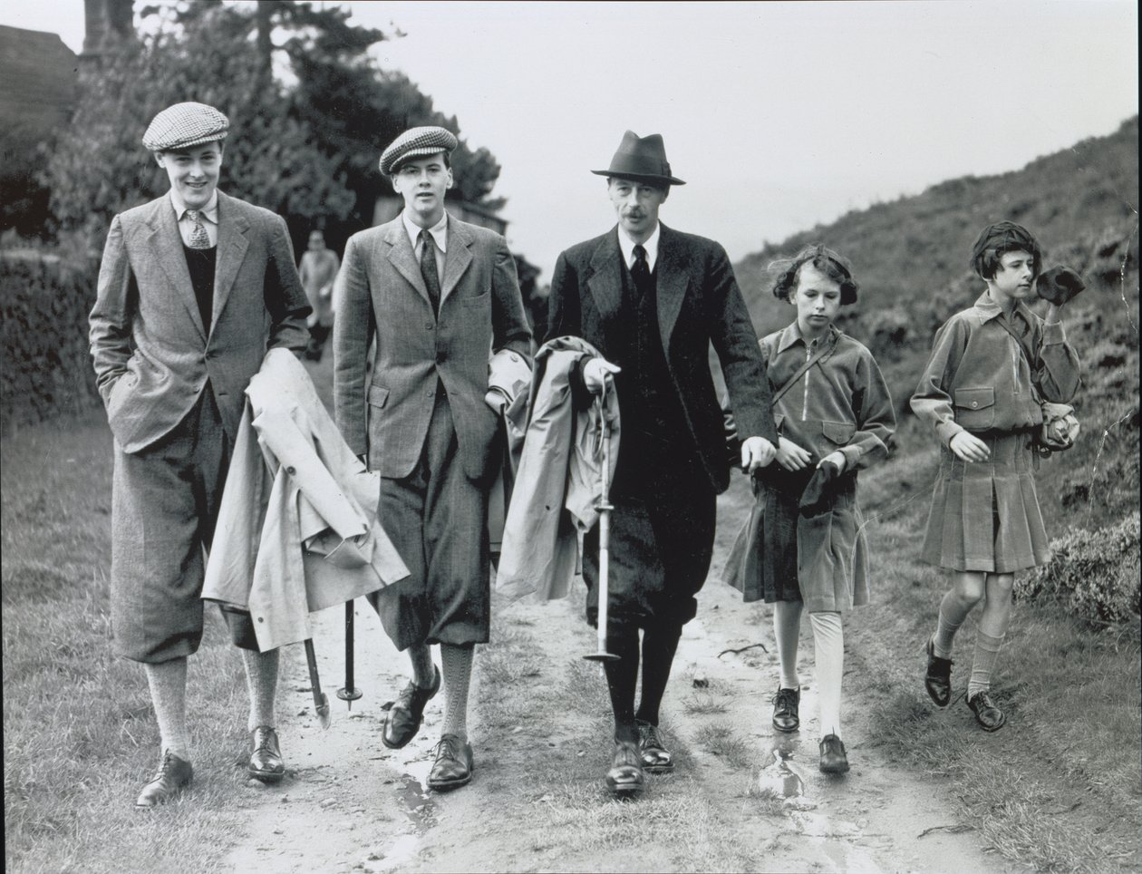 10. hertug med sine fire barn, Billy, Andrew, Anne og Elizabeth ved Bolton Abbey, ca. 1938 (s/hvitt-bilde) av William M. Timlin