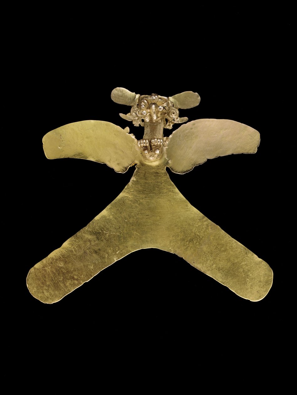 Et costaricansk fugleanheng i gull, rovfuglen støpt med et åpent nebb, griper et lite krøllet haledyr, ca. 800-1200 av Unbekannt