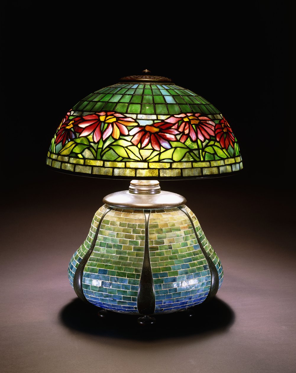 En "Poinsettia" bordlampe i blyglass, ca. 1902-1932 av Unbekannt
