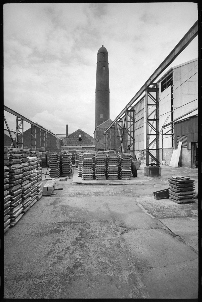 En generell oversikt over Elswick Shot Tower, revet 1968-69, brukt til å lage blyhagler, med en hage med paletter i forgrunnen, ca. 1955-69 (s/hv-foto) av Unbekannter Künstler