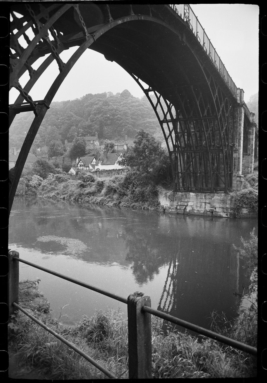 En generell oversikt over Iron Bridge, Iron Bridge, Ironbridge, The Gorge, Telford og Wrekin, Storbritannia, ca. 1955-82 (s/hvitt-bilde) av Unbekannter Künstler