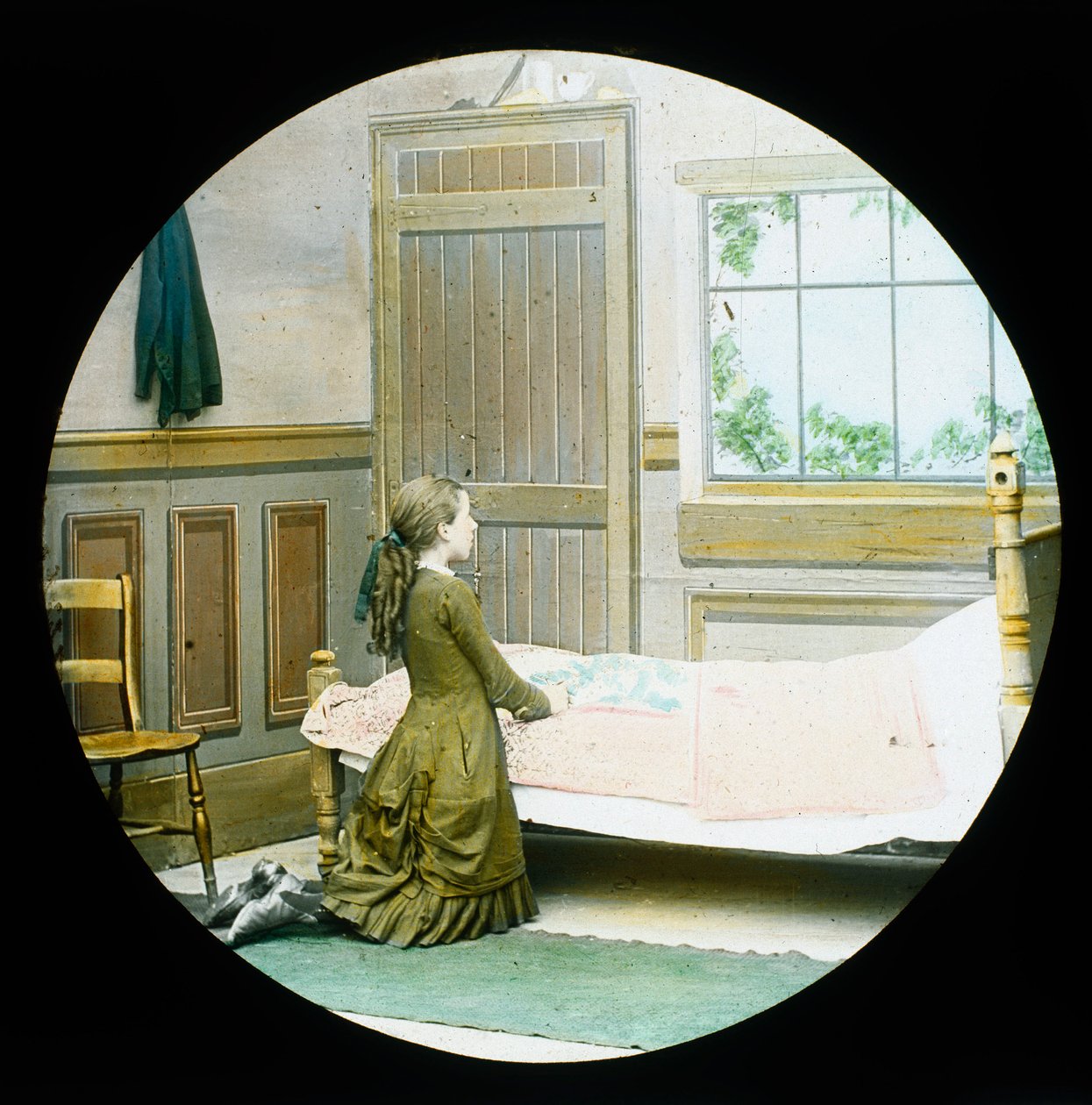 En jente som kneler i bønn ved sengen hennes, magisk lyslykt, ca 1890 av Unbekannt