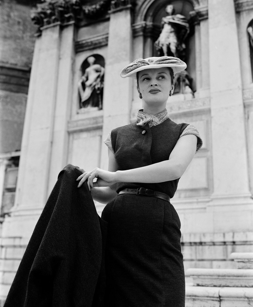 En modell iført Christian Dior-moter i Venezia, 3. juni 1951: Outside La Salute av Unbekannt