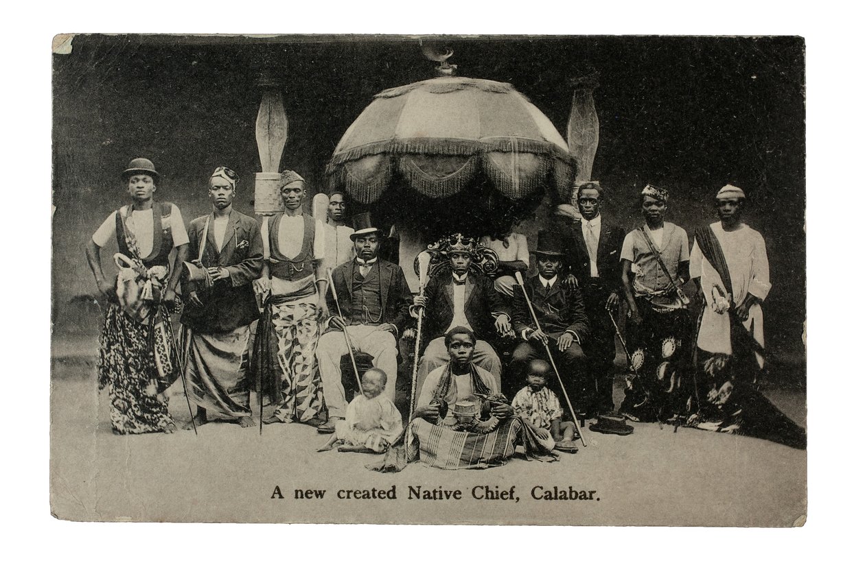 En nyopprettet innfødt høvding, Calabar, Nigeria, ca. 1910 (litho) av Unbekannt