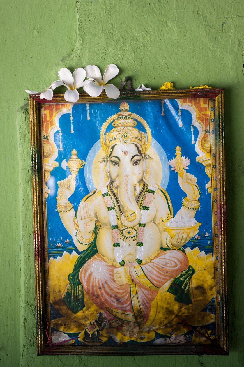 Et maleri av elefanthodet guddom Ganesh, på veggen til et tempel, i landsbyen Kovil, i Tirukovil, Sri Lanka. 29. mai 2010. (bilde) av Unbekannt