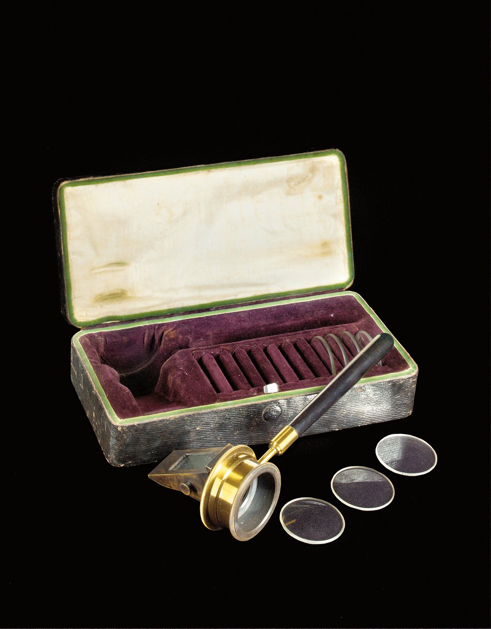 Et sjeldent, tidlig Helmholtz-mønster oftalmoskop, ca. 1852 (messing og ibenholt instrument med glasslinser i silkeforet lærveske) av Unbekannt