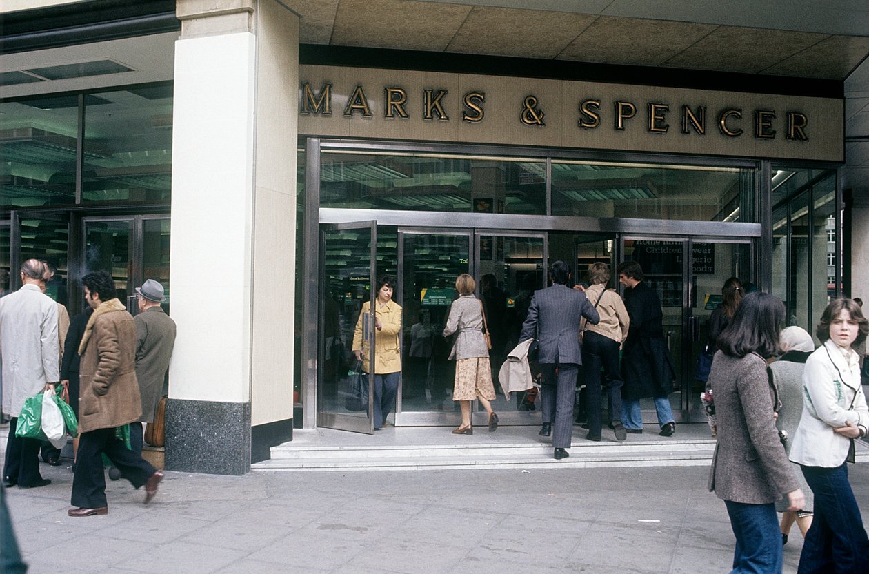En gateutsikt over Oxford Street med inngangen til Marks & Spencer, London, Storbritannia av Unbekannter Künstler