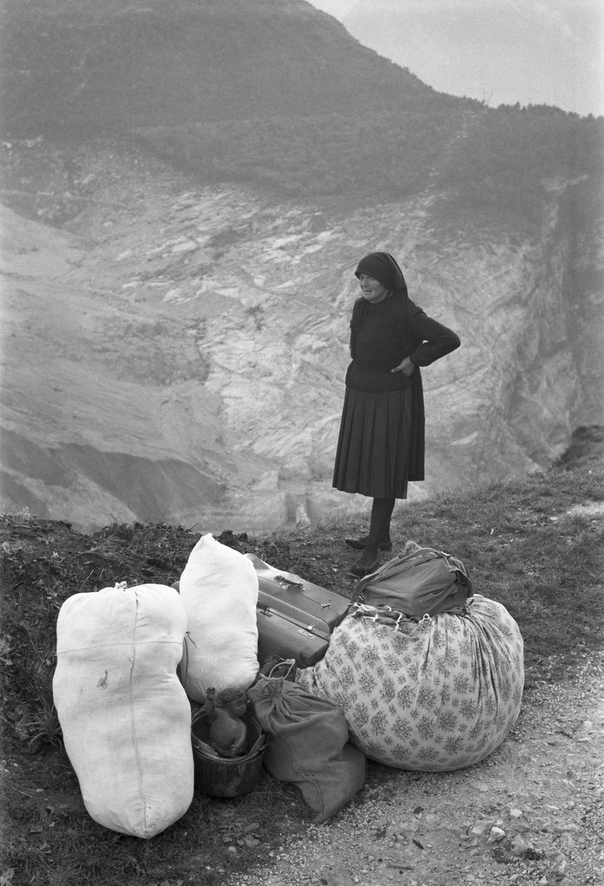 En kvinne forteller om tragedien, Longarone, Vajont, 9. oktober 1953: Bags And Luggages av Unbekannt