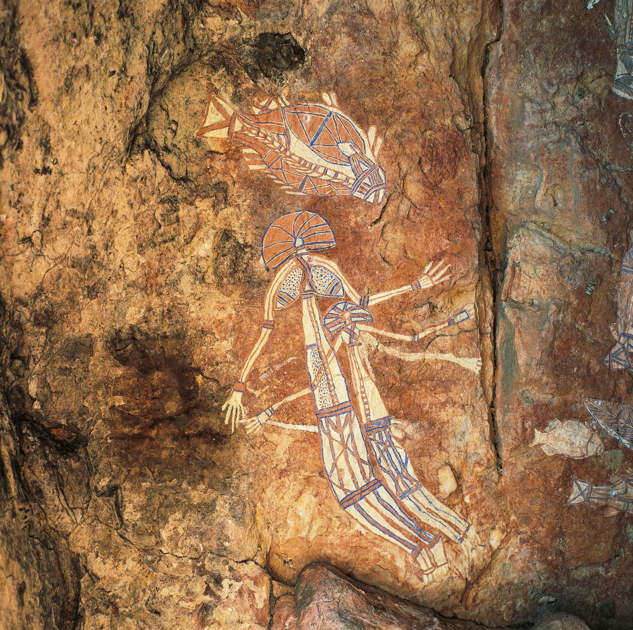 Aboriginal bergkunst av mytisk kvinne og barn ved Njambolmi nær Nourlangie, Arnhem Land, NT, Australia av Benjamin Baud