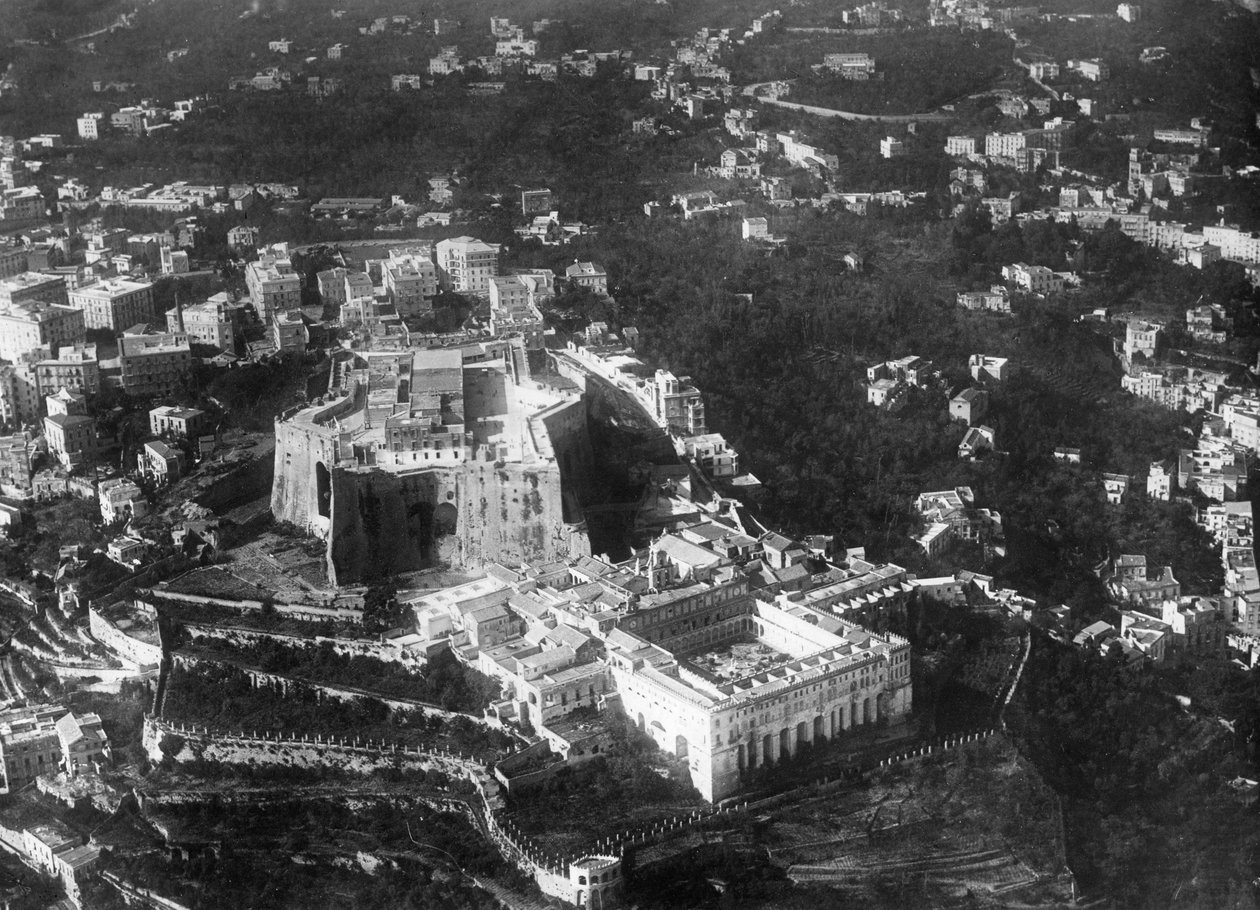 Luftfoto av Napoli, Italia som viser middelalderfestningen Castel Sant