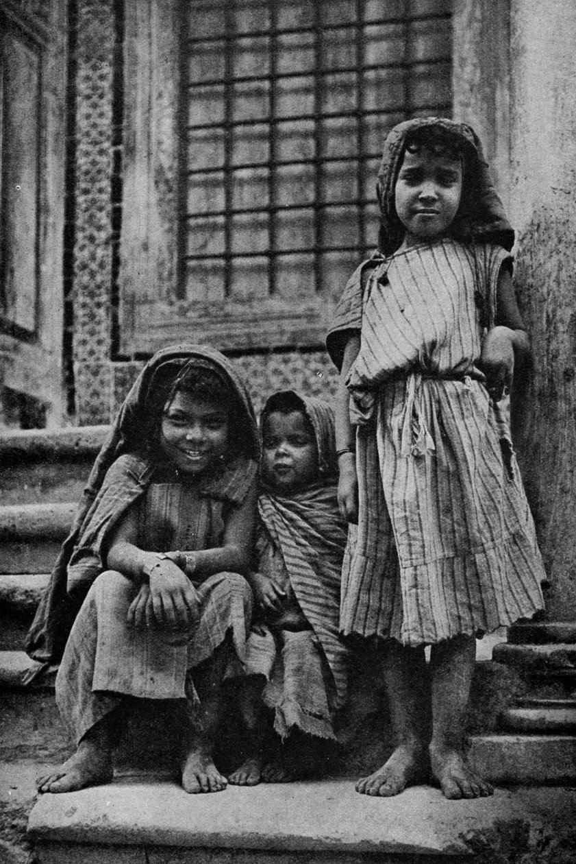 Afrika. Mendicant street arabere utenfor en moské i Tunis. 1920 av Unbekannt