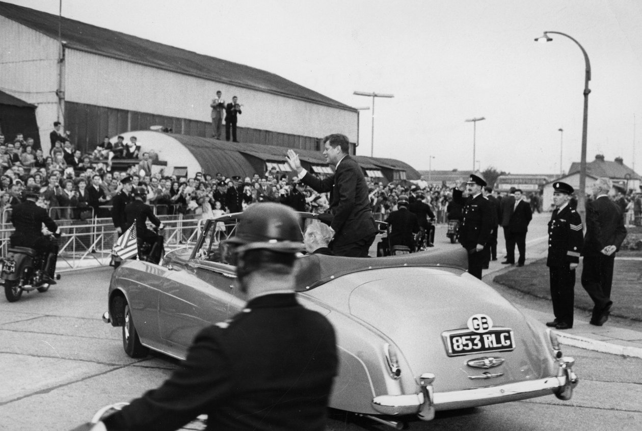 Etter å ha inspisert en Naval Guard of Honor på London Airport, kjører president Kennedy og Mr Macmillan av gårde, i en åpen bil. av Unbekannt