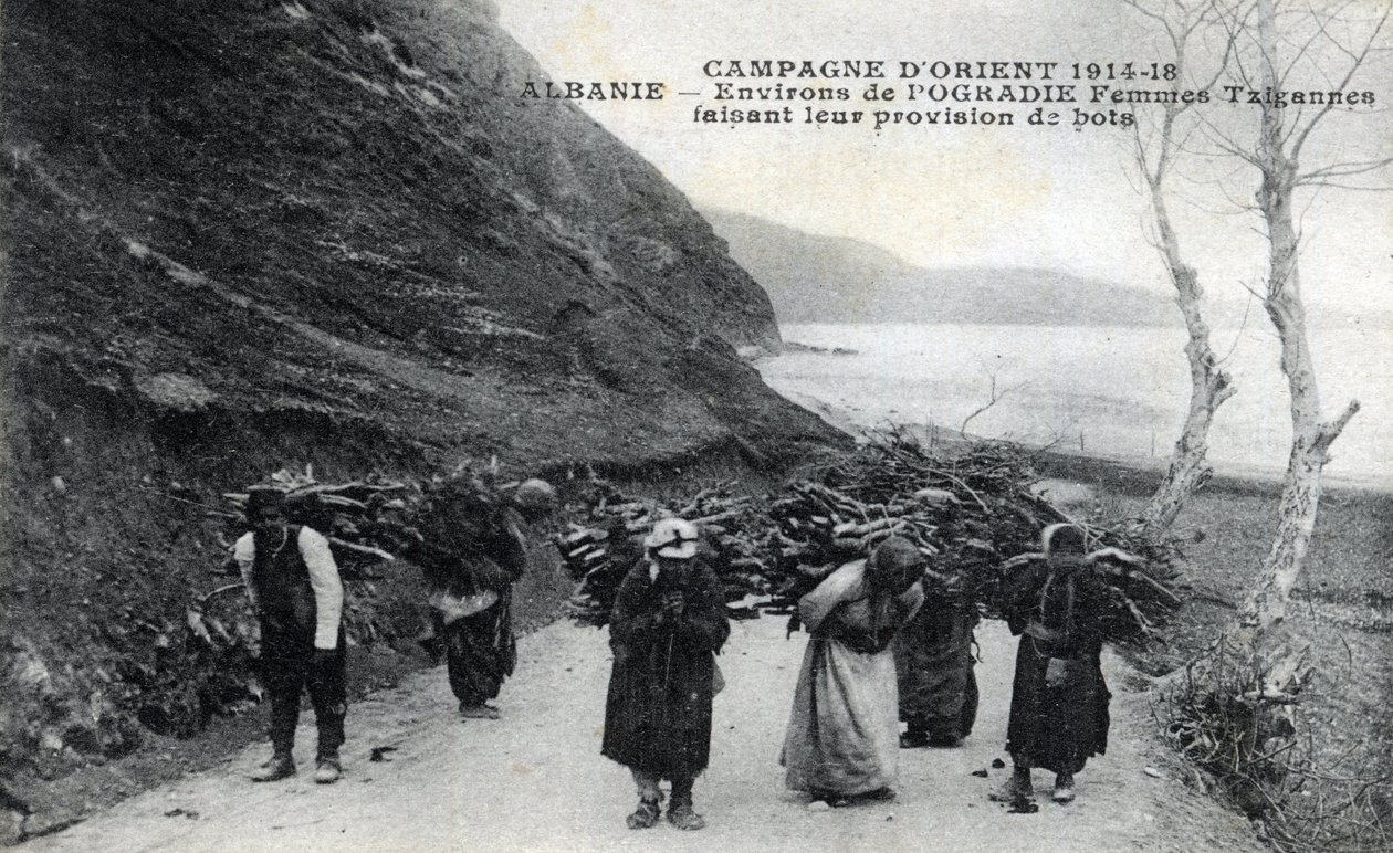 Albania: Sigøynerkvinner med trebunter på ryggen - Postkort 1914-1918 av William M. Timlin