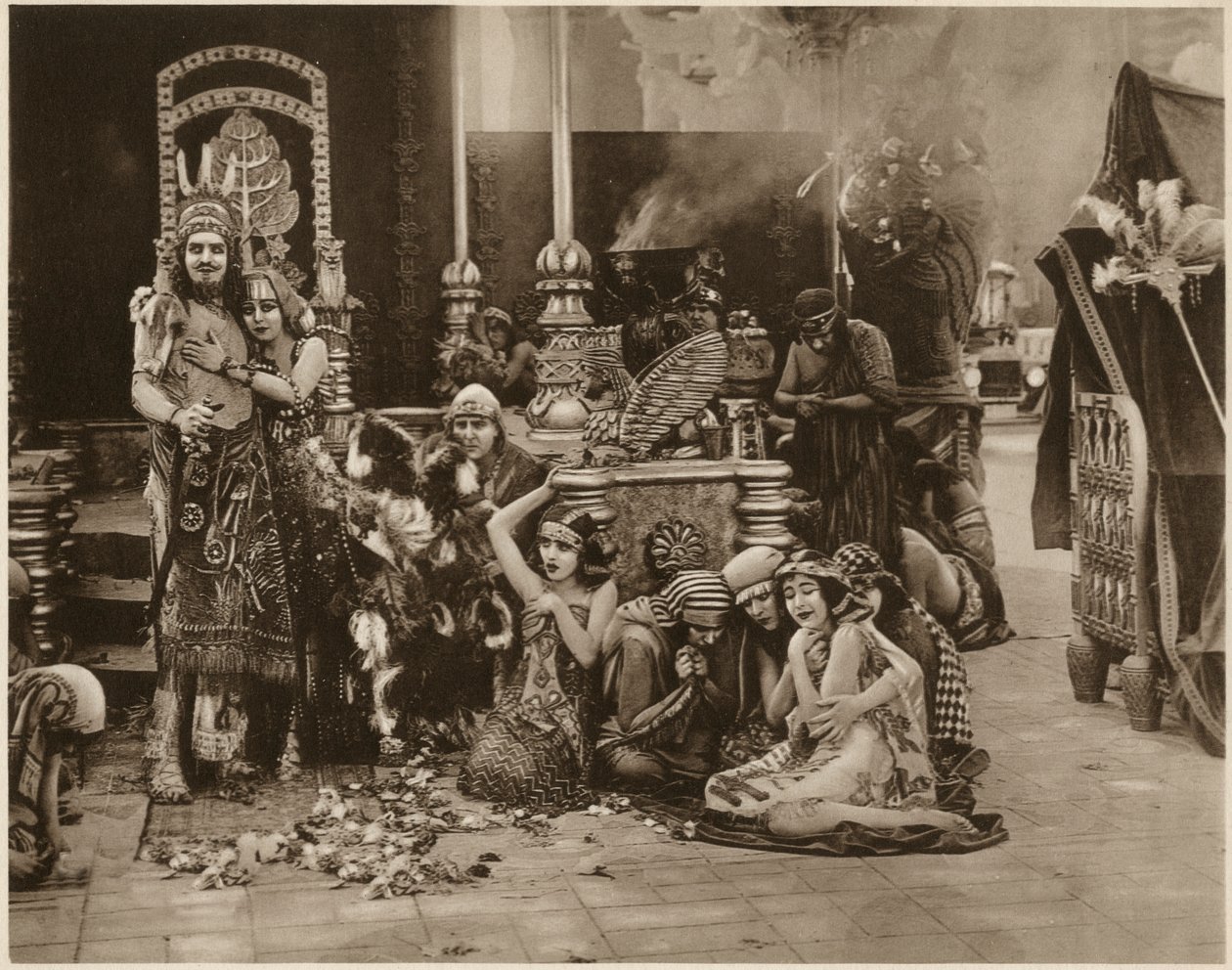 Alfred Paget, Seena Owen, scene fra 'Intolerance', regissert av DW Griffith av Unbekannt
