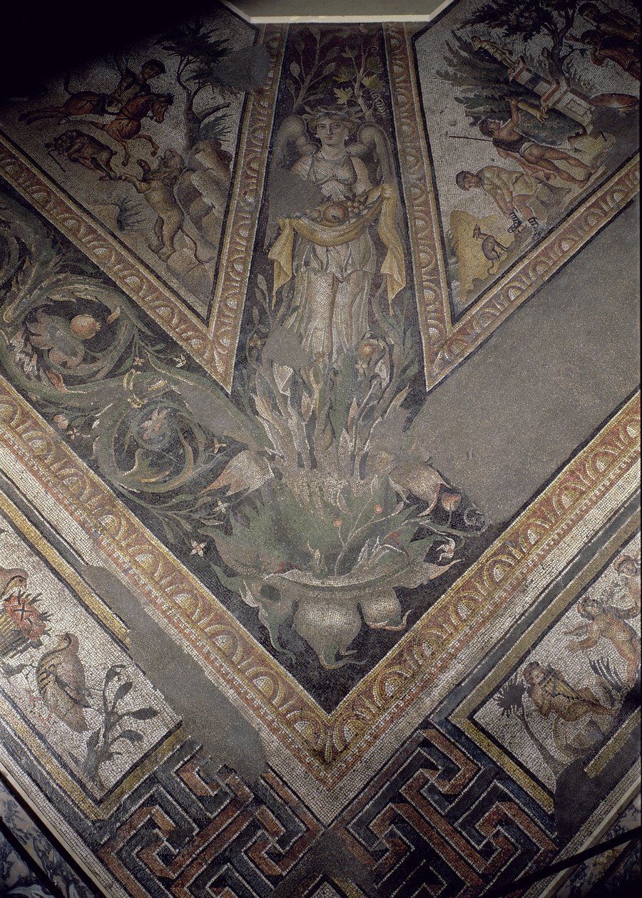 Allegorisk figur av høsten, detalj av et mosaikkfortau som skildrer årstidene og jaktscenene, fra den konstantinske villaen i Daphne, Roman, ca. 325-330 e.Kr. (marmor, kalkstein og glassmosaikk) av Unbekannt