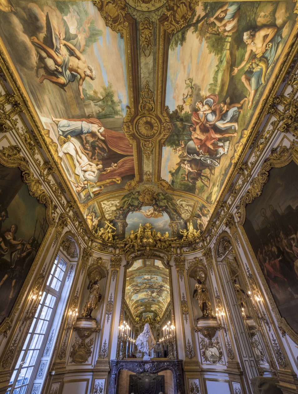 Allegori om ild og jord på hvelvet. Maleri av hvelvet til Galerie doree, av Francois Perrier (1594-1649) av Unbekannt