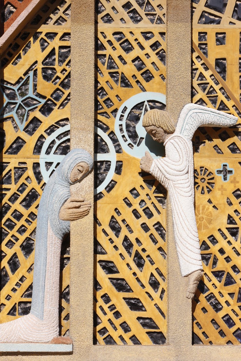 Bebudelsesskulptur i Notre-Dame de Consolation kirke designet av Raymond Vaillant, Hyeres, Frankrike av Unbekannt